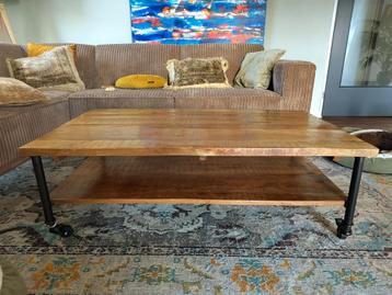 Mooie mango hout salontafel met wieltjes en onderblad beschikbaar voor biedingen