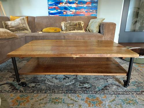 Mooie mango hout salontafel met wieltjes en onderblad, Huis en Inrichting, Tafels | Salontafels, Gebruikt, Minder dan 50 cm, 50 tot 100 cm
