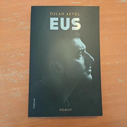 Özcan Akyol - Eus, Boeken, Literatuur, Zo goed als nieuw, Nederland, Ophalen of Verzenden