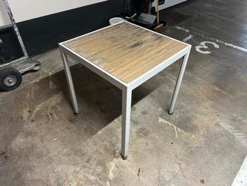 Buitentafel 70x70 cm beschikbaar voor biedingen