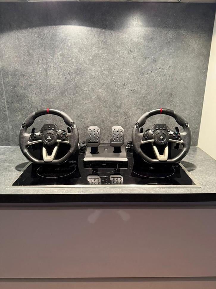 PS4 race stuur en pedalen (Hori) 2 sets, Spelcomputers en Games, Spelcomputers | Sony PlayStation Consoles | Accessoires, Zo goed als nieuw