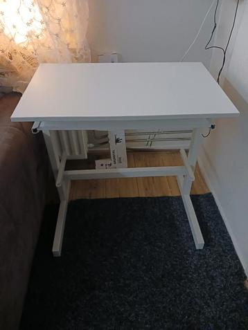 Compact Computer Tafel met Uitschuifbaar Toetsenbordblad beschikbaar voor biedingen
