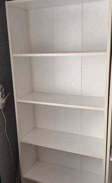 Witte boekenkast beschikbaar voor biedingen