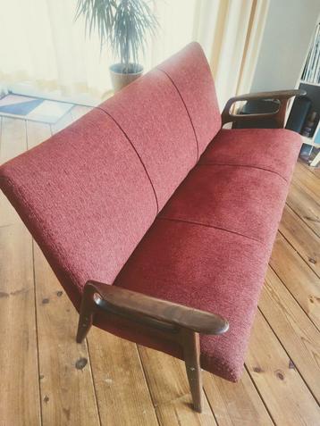 Vintage bank, opnieuw vakkundig gestoffeerd.  beschikbaar voor biedingen