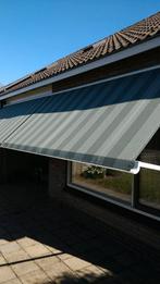 2 x grijs-groene elektrische zonneschermen van 320 cm, Tuin en Terras, Ophalen, Zo goed als nieuw, Knikarmscherm, Elektrisch