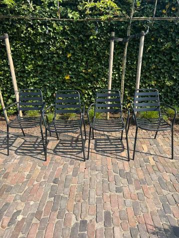 4 Metalen tuinstoelen  beschikbaar voor biedingen