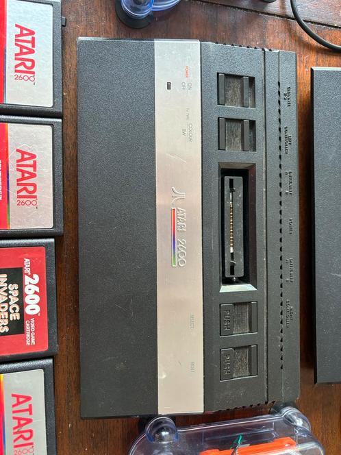 Atari 2600 met quickjoy joystick en 17 spellen, Spelcomputers en Games, Spelcomputers | Atari, Gebruikt, Atari 2600, Met 2 controllers