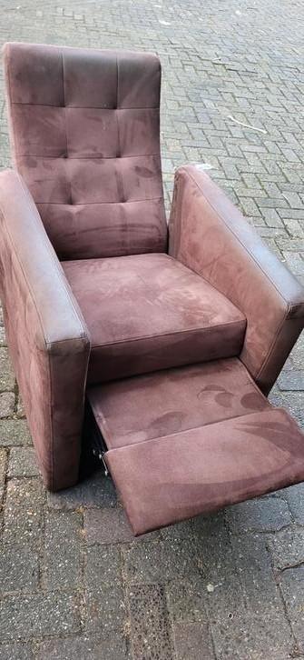 2 fauteuils gebruikt 1 vaste 1 relax zien beide het zelfde u beschikbaar voor biedingen
