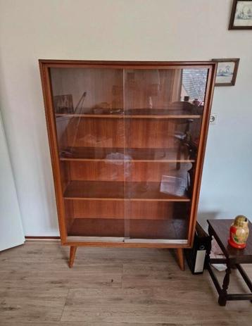 Midcentury vitrinekast beschikbaar voor biedingen