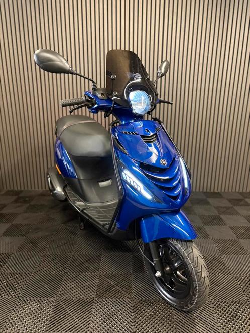 PIAGGIO ZIP 4T 3V BROM 2022 FULL OPTION BMW GLANS BLAUW, Fietsen en Brommers, Scooters | Piaggio, Zo goed als nieuw, Zip, Maximaal 45 km/u