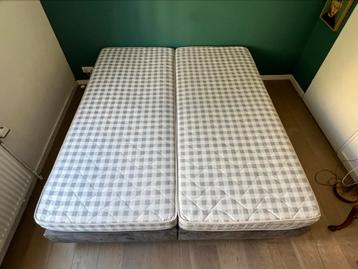 Twee mooie boxsprings met matrassen, lekker slapen! beschikbaar voor biedingen