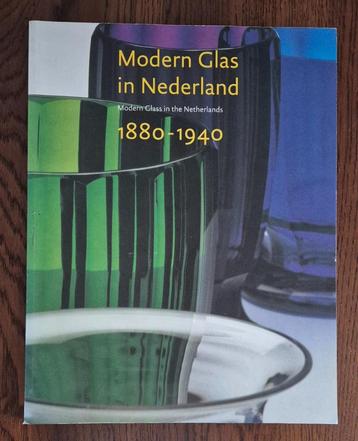 Modern glas in Nederland 1880 - 1940 beschikbaar voor biedingen