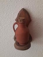 vintage terracotta (olijfolie)kannetje op houten wandrekje., Antiek en Kunst, Curiosa en Brocante, Ophalen of Verzenden