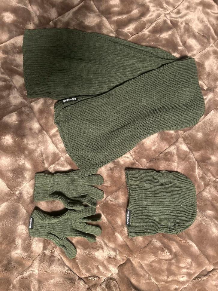 McDonalds Winter Set - Limited Edition - Donkergroen, Verzamelen, Militaria | Algemeen, Overige soorten, Kleding of Schoenen, Overige gebieden