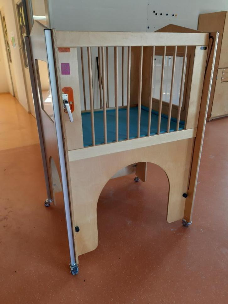 Kids-F Hoge box met kantelhekje, box op hoogte kinderen, Kinderen en Baby's, Boxen, Gebruikt, Vierkant, Wieltjes, Ophalen