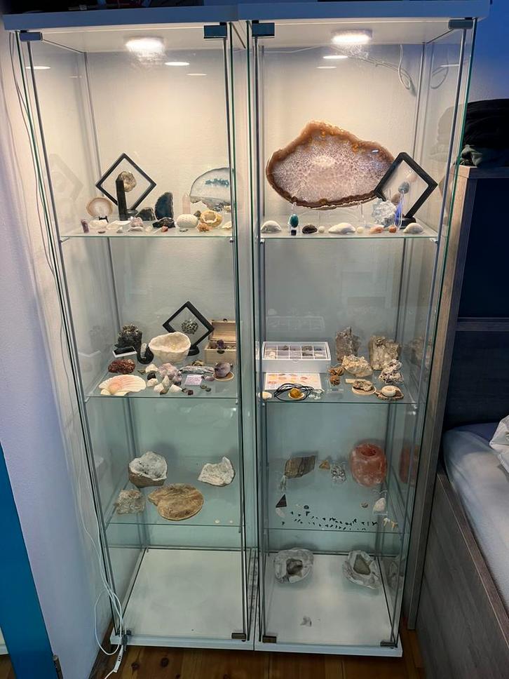 Kristallen in 2 Ikea vitrinekasten (wit), Huis en Inrichting, Kasten | Vitrinekasten, Zo goed als nieuw, Minder dan 100 cm, Minder dan 50 cm