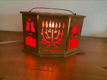 Houten lamp met Joodse symbolen beschikbaar voor biedingen