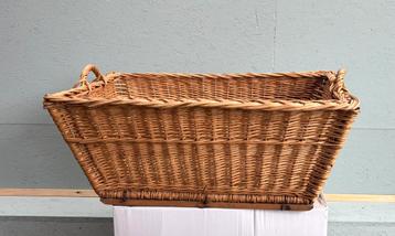 Mooie vintage wasmand beschikbaar voor biedingen