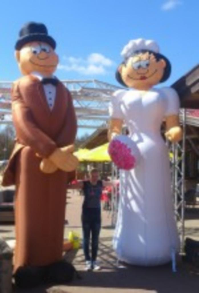 Huur opblaasbaar bruidspaar, Hobby en Vrije tijd, Feestartikelen | Verhuur, Zo goed als nieuw, Geboorte of Huwelijk, Ophalen