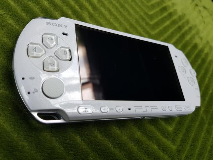 PSP 3004 umd drive defect! Handige Harry wit, Spelcomputers en Games, Spelcomputers | Sony PSP, Zo goed als nieuw, PSP 3000, Wit