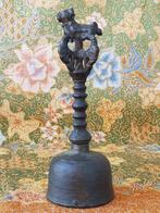 Zware antieke Oosterse bel van brons met een Foo dog 18 cm., Antiek en Kunst, Kunst | Niet-Westerse kunst, Ophalen of Verzenden