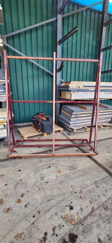 Stalen verrijdbare stelling beschikbaar voor biedingen