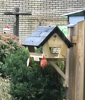 Vogel voederhuis voor tegen schutting of muur.  beschikbaar voor biedingen
