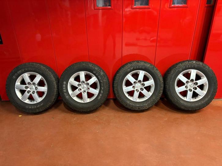 Set 4 17'' Mitsubishi Pajero 2003 velgen grove terreinbanden, Auto-onderdelen, Banden en Velgen, Velg(en), Zomerbanden, 17 inch