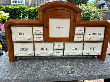 Voorraadkastje met stenen lades en eierrekje. beschikbaar voor biedingen