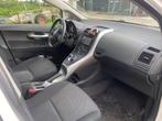 Klusauto: Toyota Auris 1.8 Full Hybrid 5DR CVT 2012 Wit, Auto's, Stof, 74 €/maand, Zwart, 4 cilinders