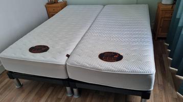 Twee schotelbodems en twee traagschuim matrassen 90x210 RHF beschikbaar voor biedingen