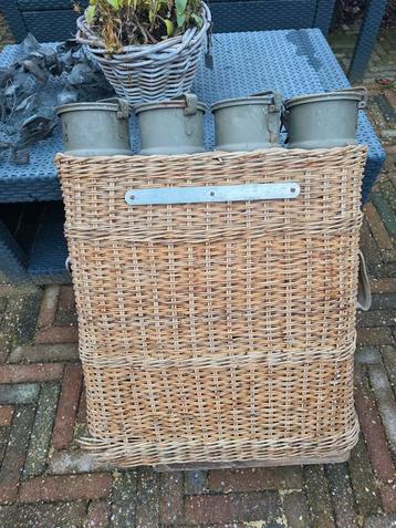 Mand met granaatkokers. beschikbaar voor biedingen