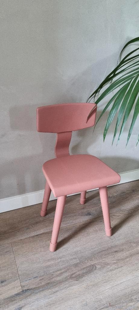 Vintage kinderstoeltje in de kleur terra, Kinderen en Baby's, Kinderkamer | Tafels en Stoelen, Gebruikt, Stoel(en), Ophalen