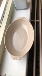 Staub ovale aardewerk ovenschaal in de kleur taupe 1.6 ltr, Ophalen of Verzenden, Nieuw, Overige stijlen, Schaal of Schalen