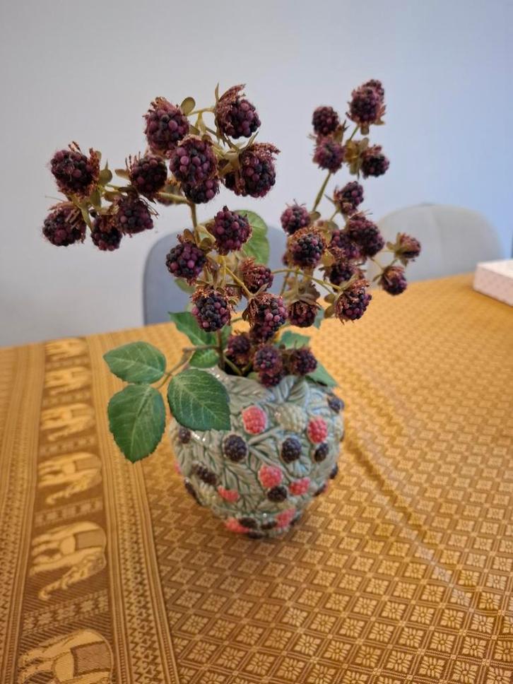 Vaas met bramen decoratie, Huis en Inrichting, Woonaccessoires | Vazen, Zo goed als nieuw, Overige kleuren, Minder dan 50 cm, Aardewerk of Porselein