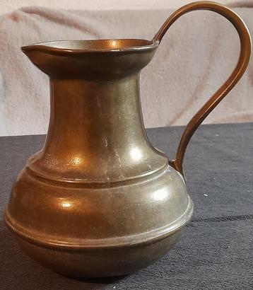 Vintage koperen schenkkan beschikbaar voor biedingen
