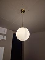 Hanglamp met witte bol en gouden accenten, Huis en Inrichting, Lampen | Hanglampen, Ophalen, Zo goed als nieuw, Minder dan 50 cm