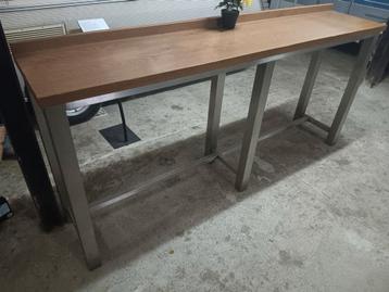 Nette tafel met RVS onderstel beschikbaar voor biedingen