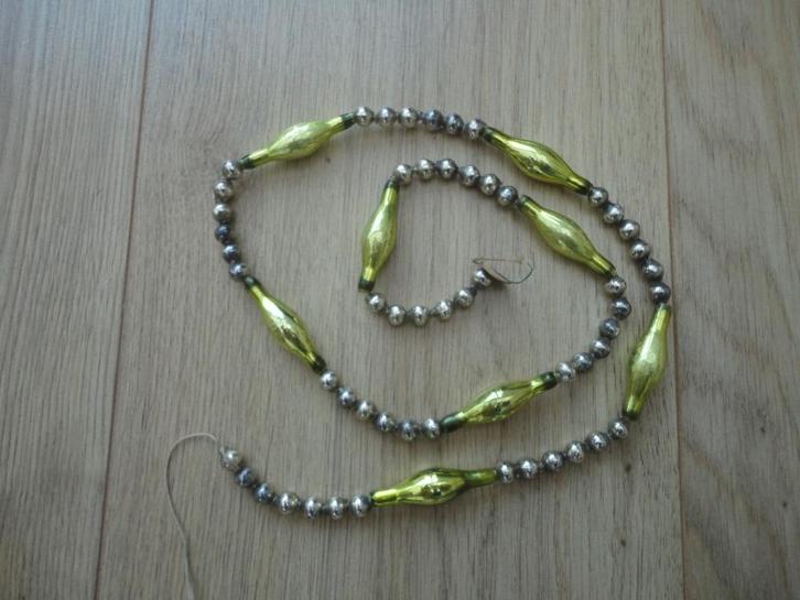 Mooie oude glazen Kerst kralenketting zilver met geel, Diversen, Kerst, Gebruikt, Ophalen of Verzenden