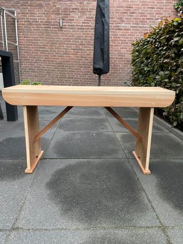 Grenen bankje beschikbaar voor biedingen