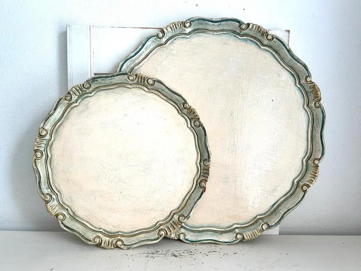 Twee bijpassende ronde dienbladen hout creme met pastel rand, Huis en Inrichting, Woonaccessoires | Dienbladen, Hout, Rond, Ophalen