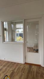 Antieke bouwmaterialen: deur en raam in groot kozijn, Doe-het-zelf en Verbouw, Ophalen, Zo goed als nieuw