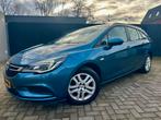 Opel Astra 1.0 Turbo 77KW Sports Tourer 2016 Blauw ✅, Auto's, Opel, Voorwielaandrijving, Stof, Metallic lak, Zwart