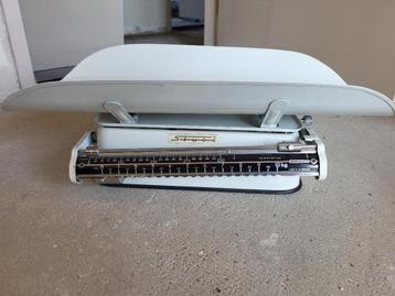Vintage baby weegschaal beschikbaar voor biedingen