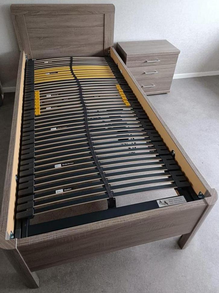 Bed en nachtkastje set van Beterbed Bienne truffel eiken, Huis en Inrichting, Slaapkamer | Matrassen en Bedbodems, Zo goed als nieuw