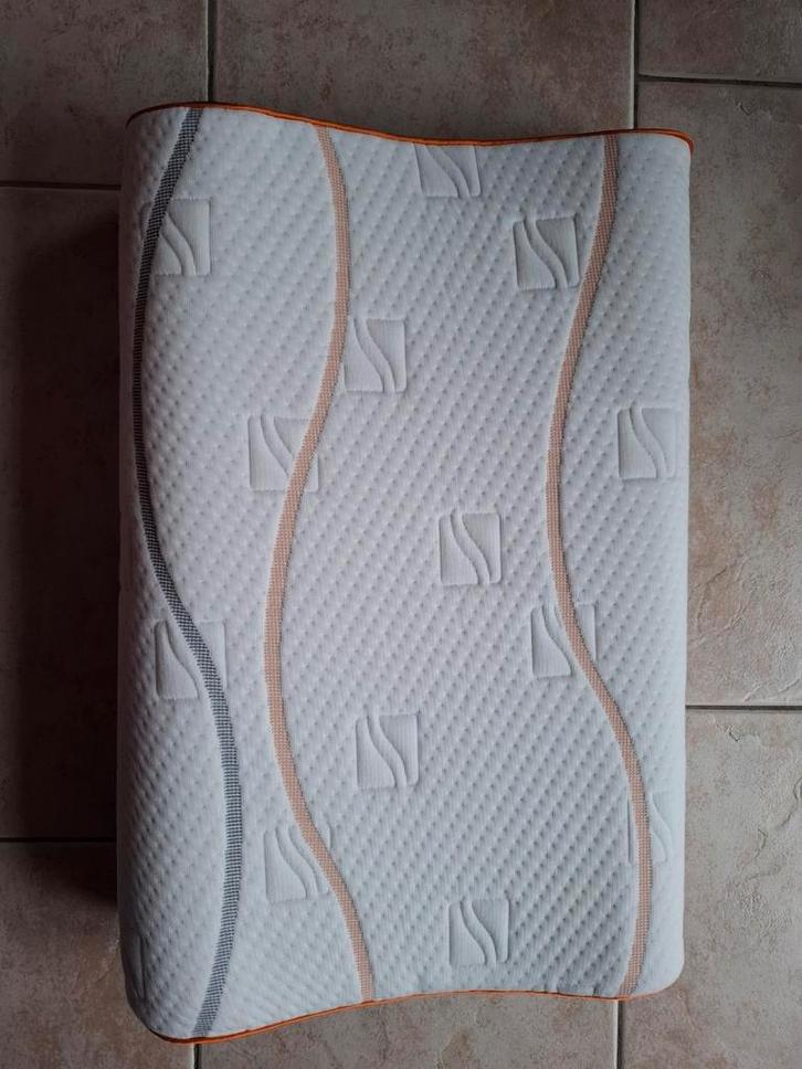 M line wave pillow zo goed als nieuw, Huis en Inrichting, Slaapkamer | Beddengoed, Zo goed als nieuw, Kussen, Eenpersoons, Wit