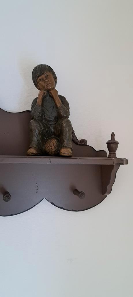 Beeld, jongen zittend op bal, Huis en Inrichting, Woonaccessoires | Overige, Zo goed als nieuw, Ophalen of Verzenden