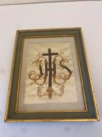 Katholieke geborduurd op zijden IHS en ingelijst., Antiek en Kunst, Antiek | Religie, Ophalen of Verzenden