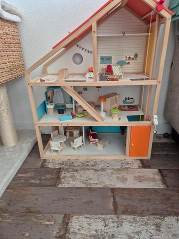 Houten poppenhuis beschikbaar voor biedingen