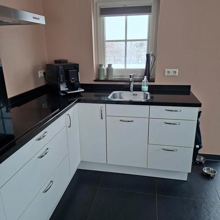 Tijdloze keuken, Huis en Inrichting, Keuken | Complete keukens, Gebruikt, Hoekkeuken, Wit, Graniet of Steen, Ophalen